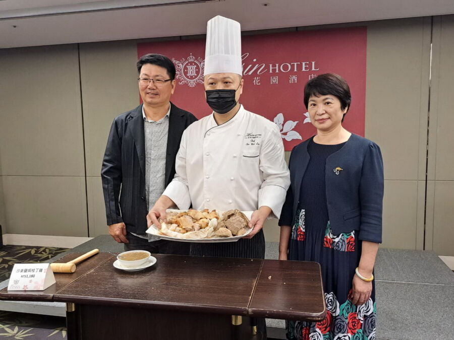 新悦花園酒店推出「沙姜鹽焗桂丁雞」肉質鮮嫩、噴香美味