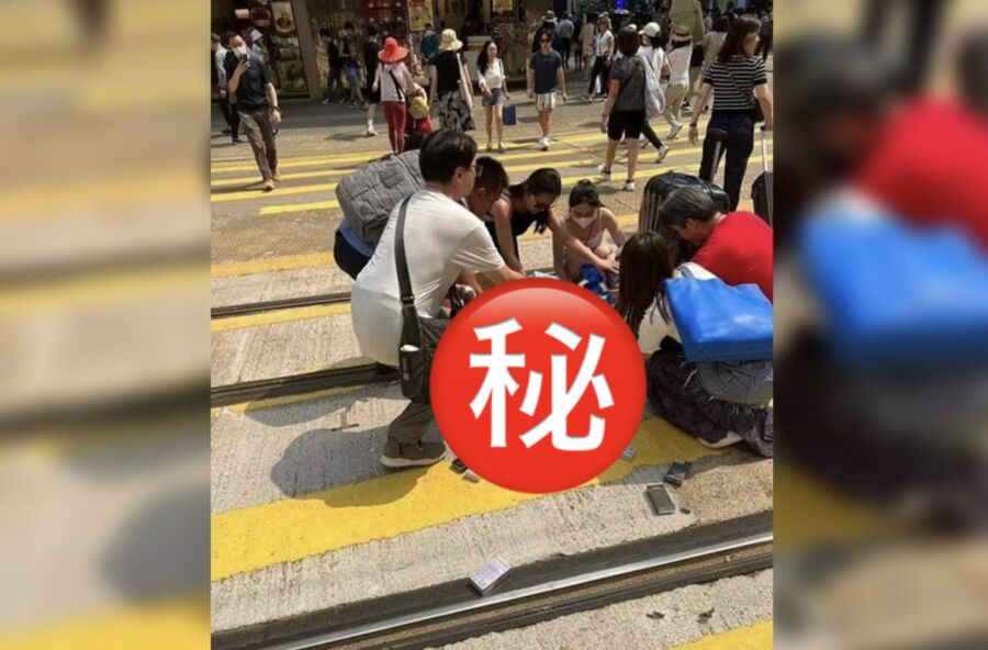 馬尾妹走路跌倒「包包噴出海量保險套」！路人幫撿畫面超尷尬