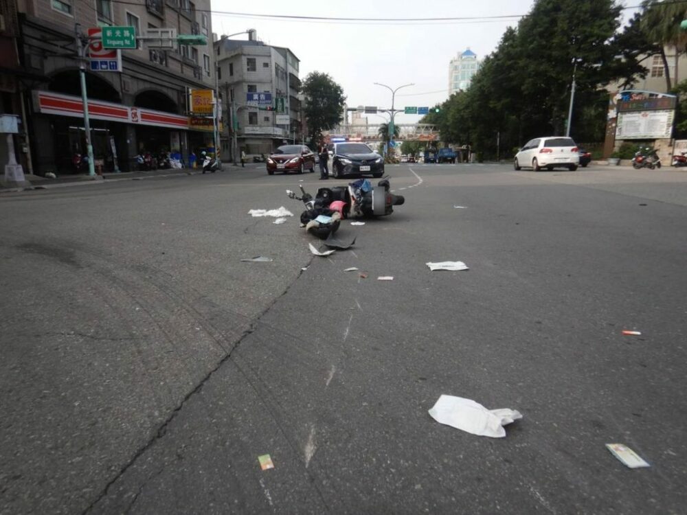 8旬翁疑路邊鬼切內側車道 機車騎士、乘客慘摔送醫 - 台北郵報 | The Taipei Post