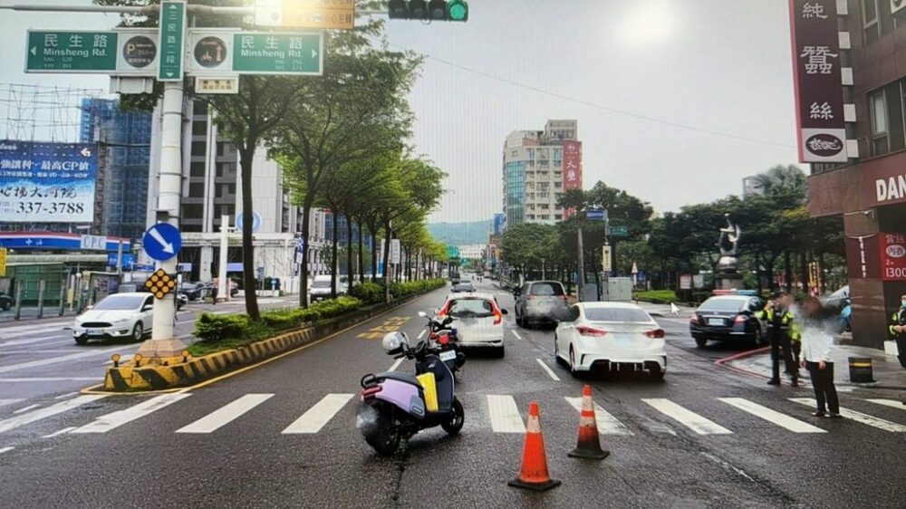 【有片】前立委鄭寶清妻過馬路遭撞 當場意識不清左大腿骨折 - 台北郵報 | The Taipei Post