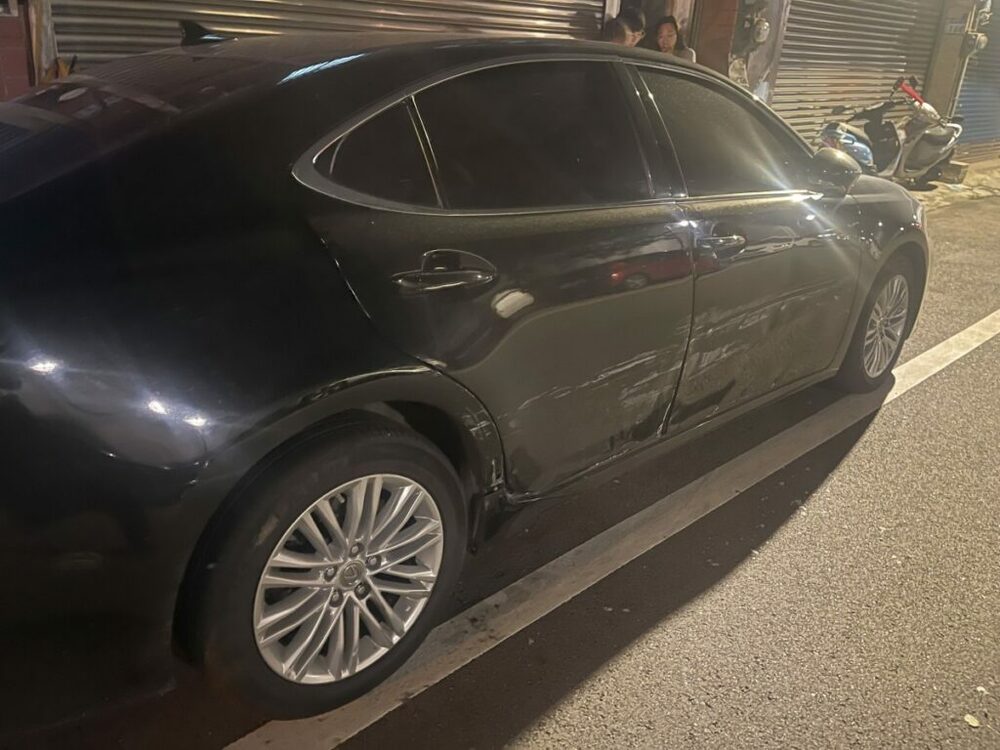 【有片】慘！車停路邊被撞凹 警掌握肇逃駕駛身分