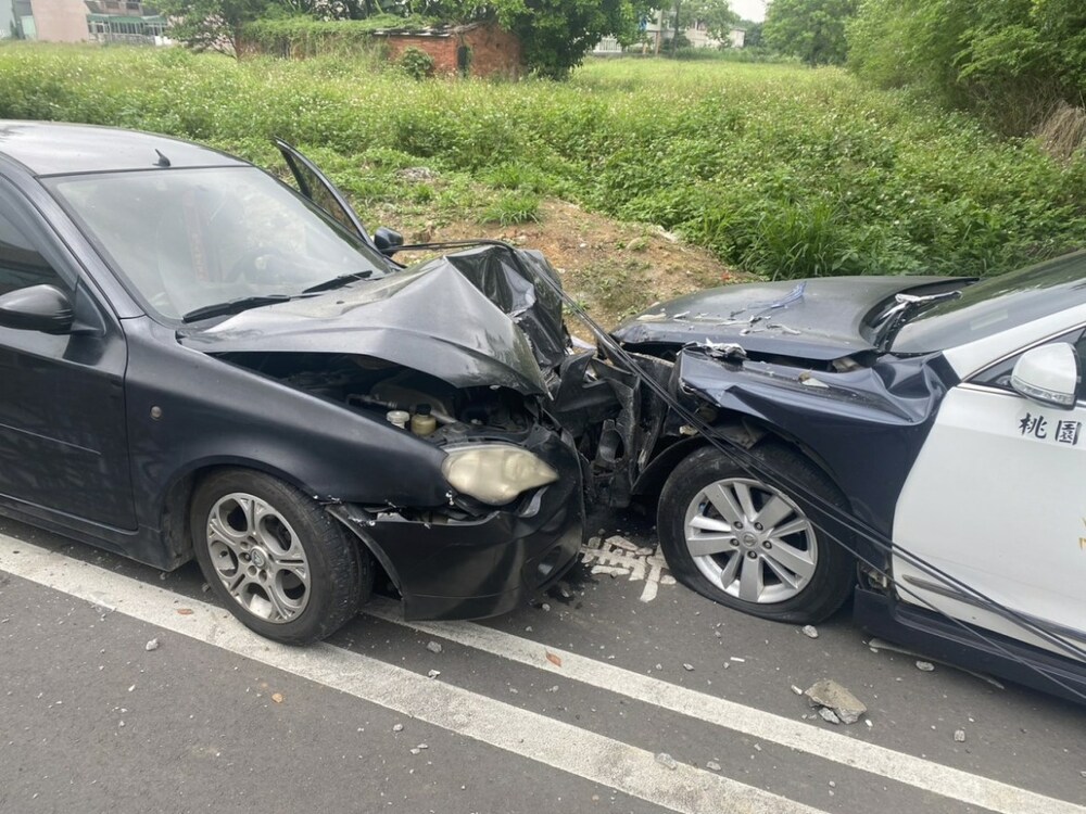 【有片】男駕車派出所前失控撞電線桿 女乘客通緝身分曝 - 早安台灣新聞 | Morning Taiwan News