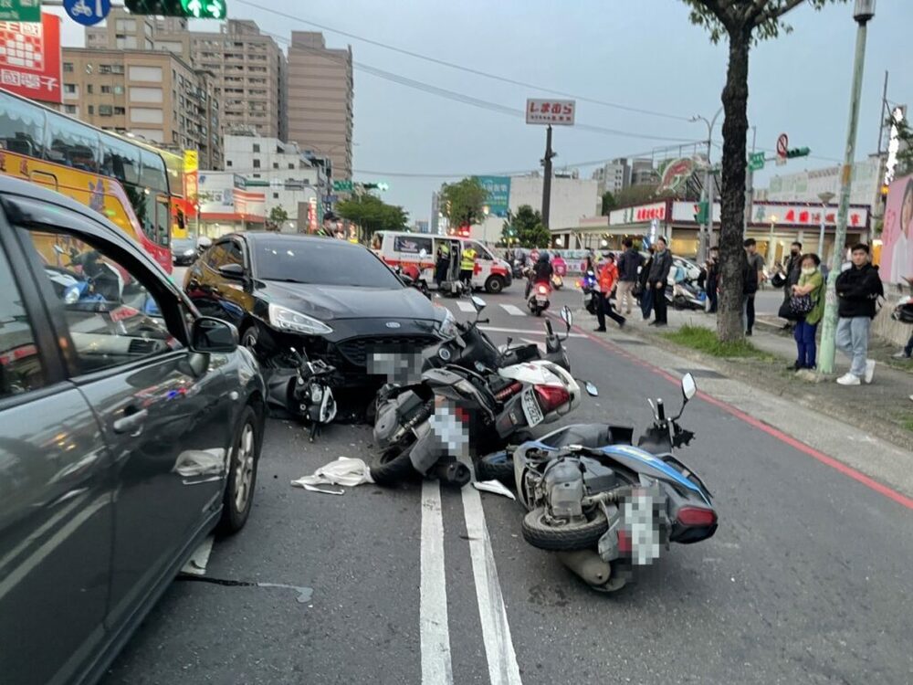 【有片】轎車突切換車道遭撞 2騎士無辜慘摔