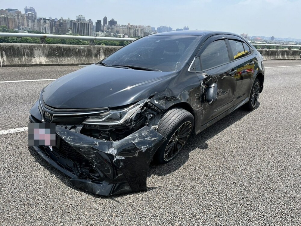 【有片】Uber變換車道碰撞賓利 網默哀：錢包升天 - 台北郵報 | The Taipei Post