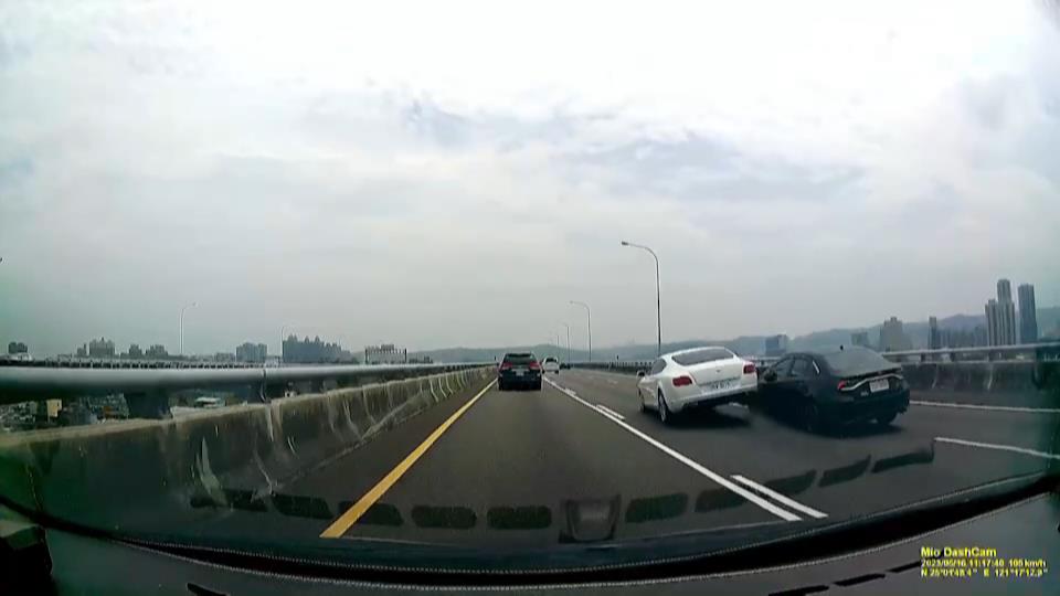 【有片】Uber變換車道碰撞賓利 網默哀：錢包升天