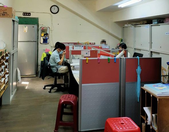 內壢國中校舍嚴重不足 教師擠活動中心看台後辦公