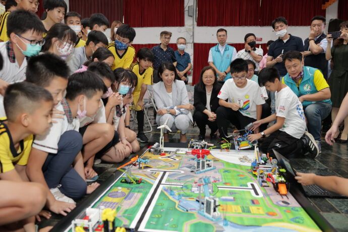 南投學生團隊獲機器人大賽亞軍　許淑華授旗祝賀 - 台北郵報 | The Taipei Post