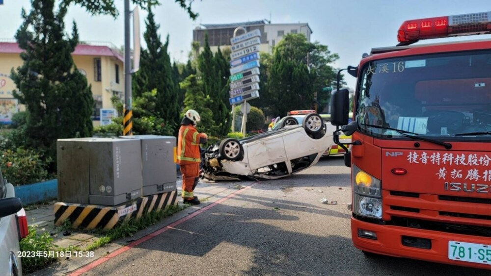 又是酒駕！轎車自撞翻覆 加油站旁起火 - 台北郵報 | The Taipei Post