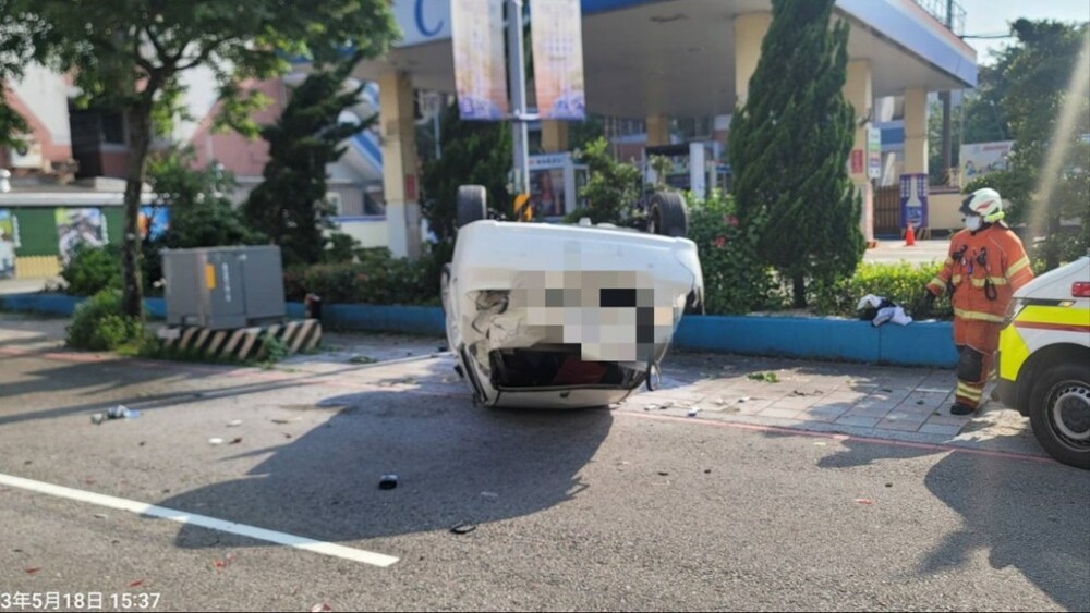 又是酒駕！轎車自撞翻覆 加油站旁起火 - 台北郵報 | The Taipei Post