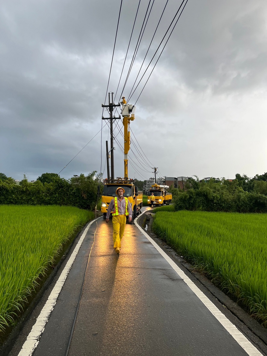 大雷雨致桃竹地區多處停電 台電：雷雨交加提高搶修難度 出動近150名同仁冒雨搶修