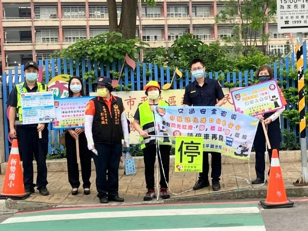 平警路口宣導停讓行人 避免車禍悲劇