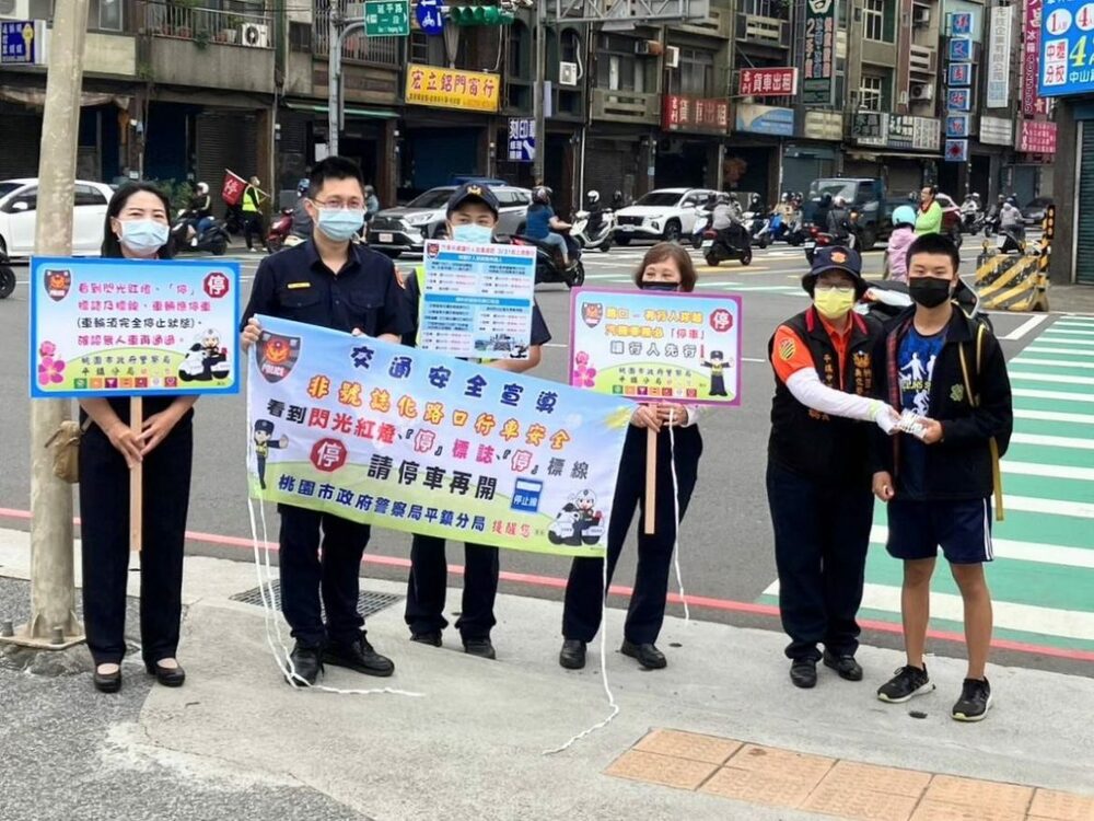 平警路口宣導停讓行人 避免車禍悲劇 - 台北郵報 | The Taipei Post