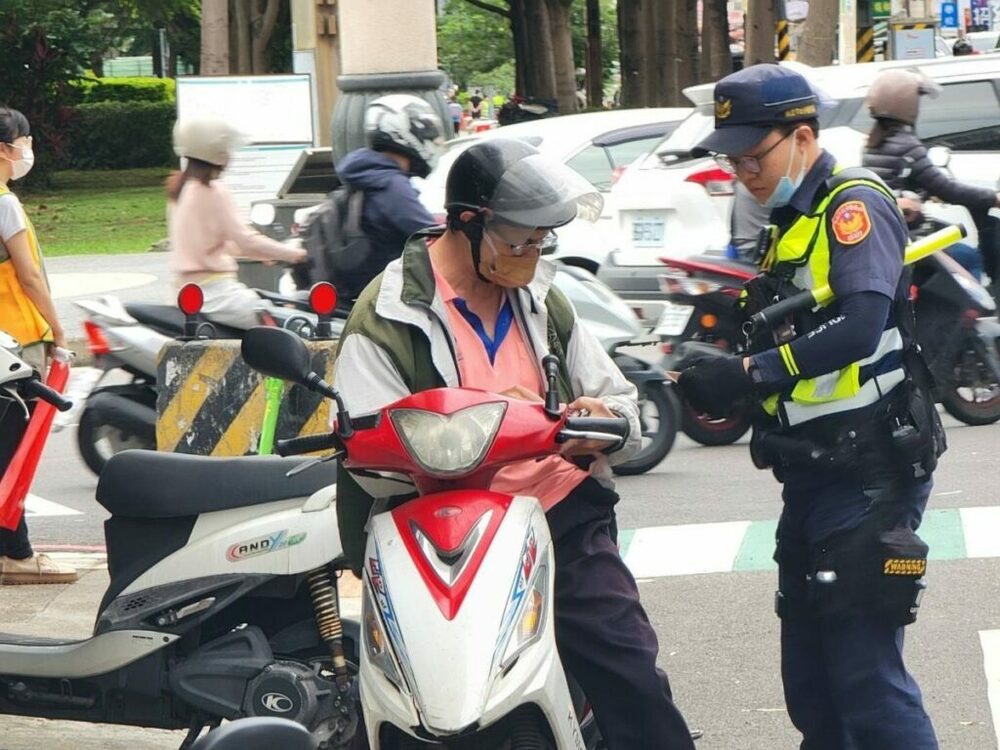 打破行人地獄污名 平警重點路口加強取締違規
