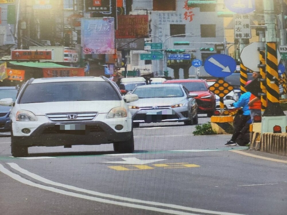 把機車錯當行人？直行車未禮讓騎士遭開罰 警方回應了 - 台北郵報 | The Taipei Post