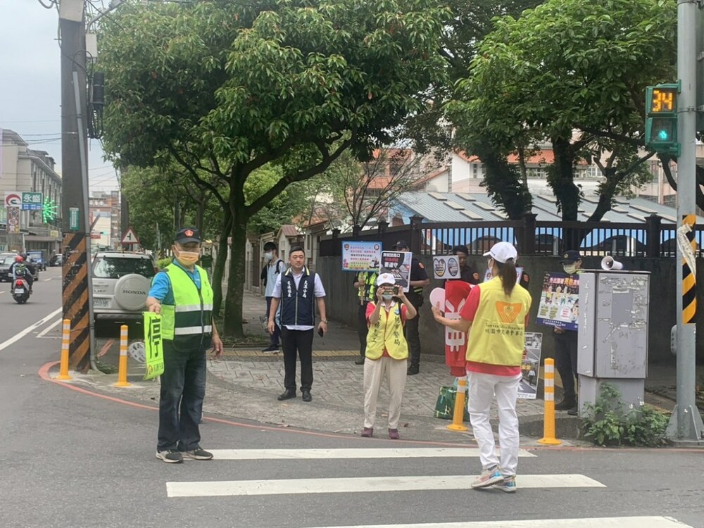 提升通學安全 大溪警校園周邊舉牌籲停讓行人 - 台北郵報 | The Taipei Post