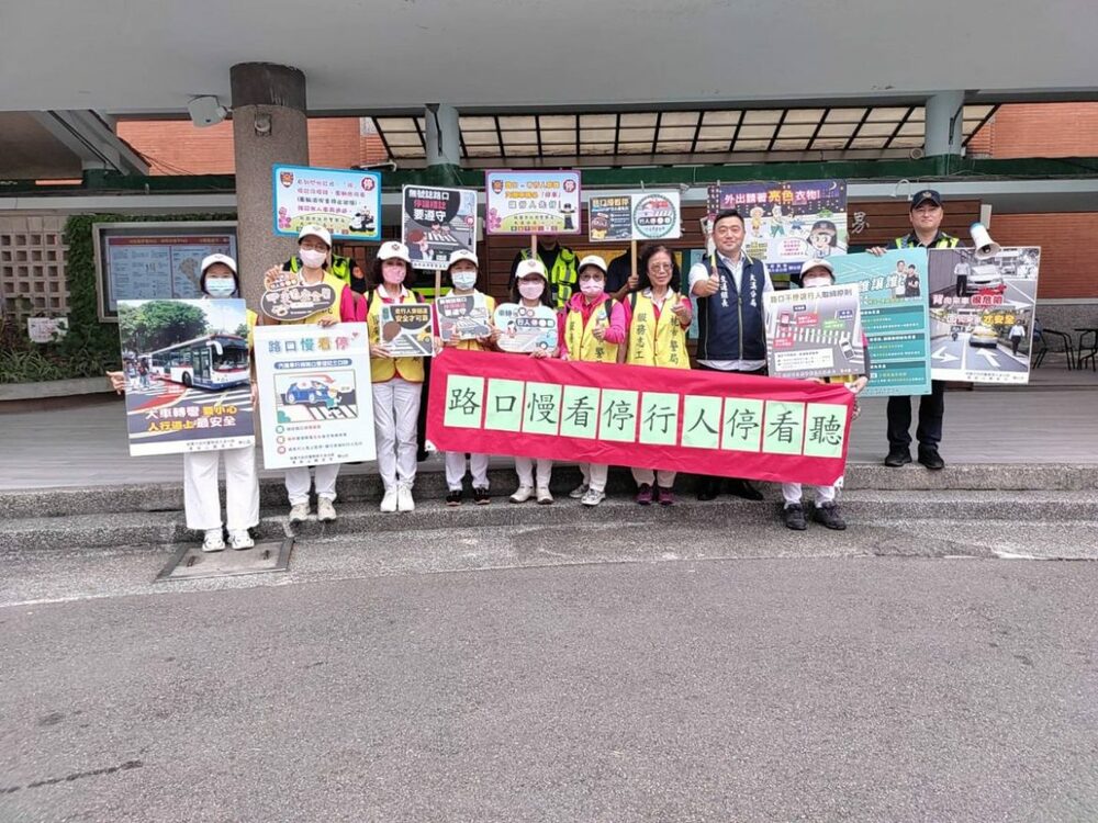 提升通學安全 大溪警校園周邊舉牌籲停讓行人 - 台北郵報 | The Taipei Post