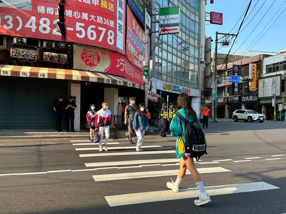 楊梅警路口宣導交通安全 甩行人地獄惡名 - 台北郵報 | The Taipei Post
