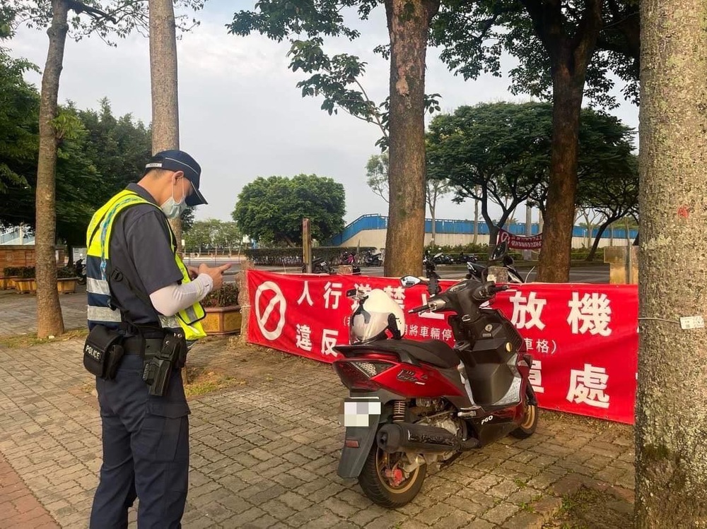機車騎士無視紅布條「這句話」 龍潭警當場開罰 - 台北郵報 | The Taipei Post