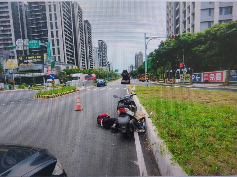 疑視線死角釀禍 水泥車右轉撞女騎士