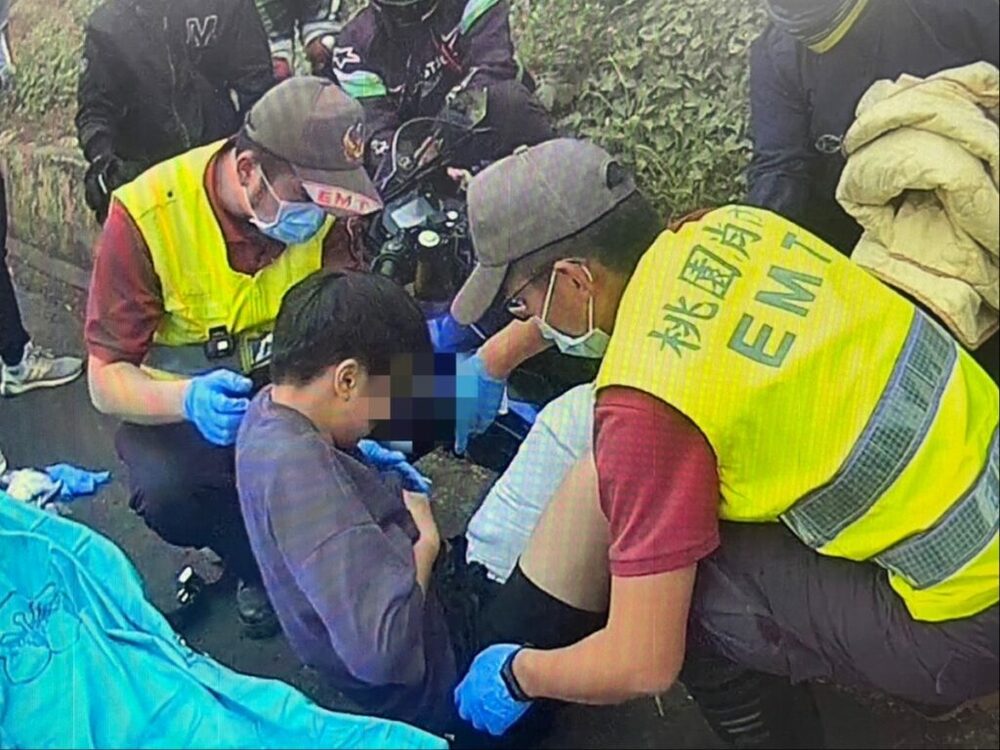 疑過彎速度太快 騎士連人帶車摔進邊溝