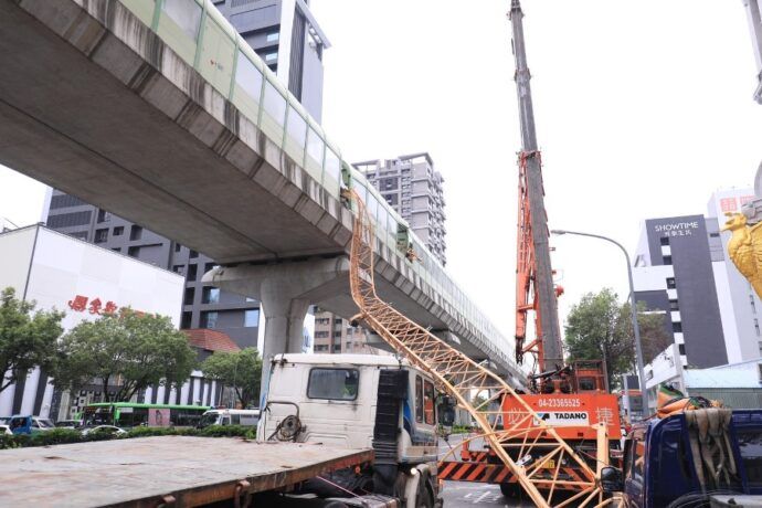 台中市捷運豐樂公園站發生一起建案塔吊工程車吊臂掉落砸中捷運車廂事件。（圖/台中市政府）