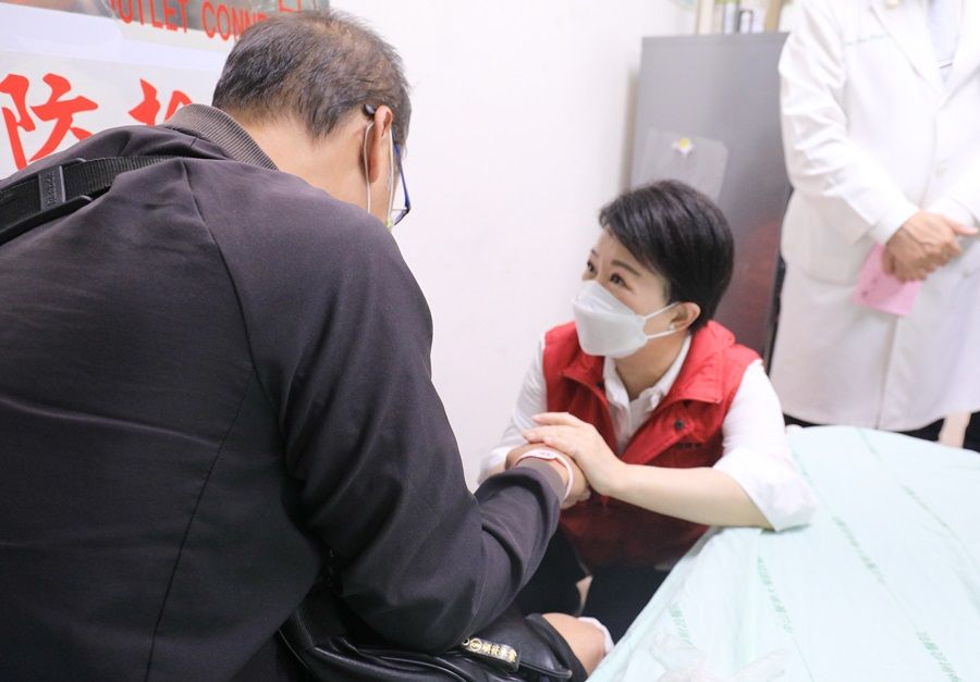 台中市長盧秀燕到醫院探視受傷民眾。（圖/台中市政府）