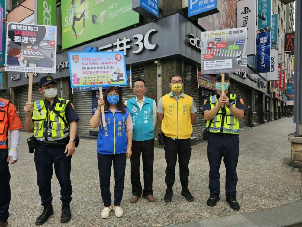 蘆竹警路口強力宣導 喚醒駕駛停讓行人意識
