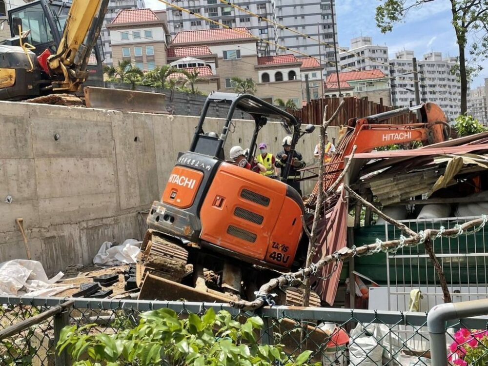 鐵道局工程挖掘機當起重機用 怪手翻覆駕駛遭壓慘死 - 台北郵報 | The Taipei Post