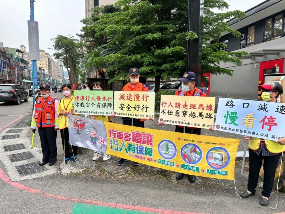 龜山警攜手義交、志工 路口宣導交通安全