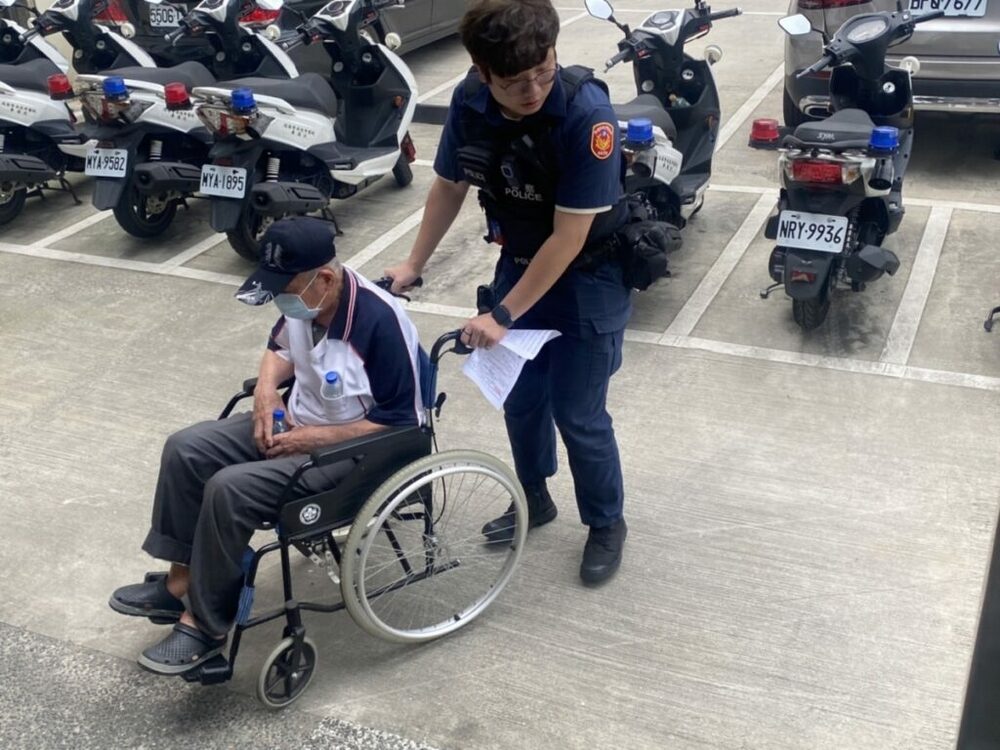 8旬失智翁迷途 壢警「靠這本」助返家團圓