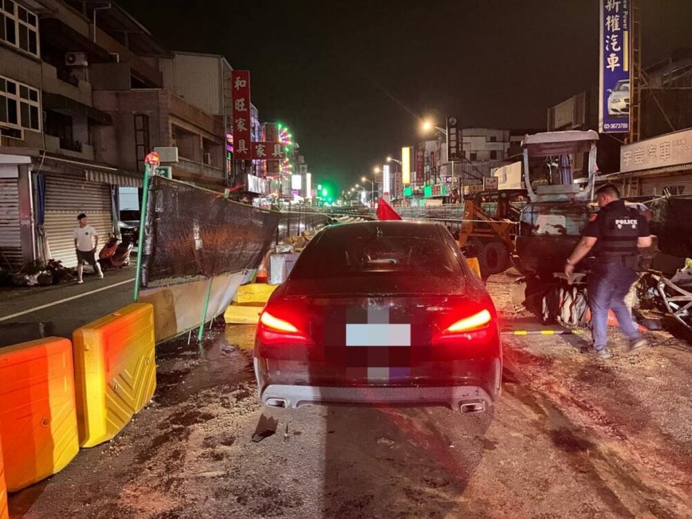 【有片】不熟路況？男子駕車直衝進工地 手部骨折送醫