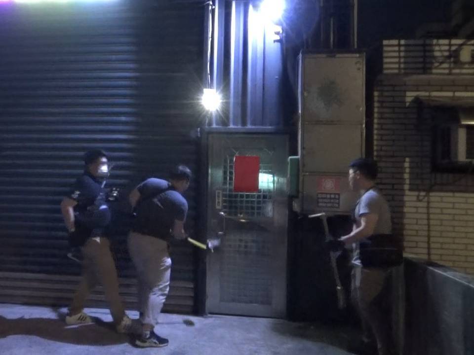 【有片】百家樂賭場藏身藝品店 桃警破門攻堅逮40人 - 早安台灣新聞 | Morning Taiwan News