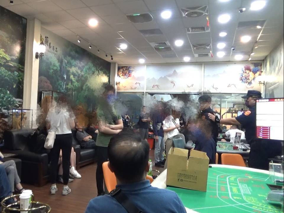 【有片】百家樂賭場藏身藝品店 桃警破門攻堅逮40人 - 早安台灣新聞 | Morning Taiwan News