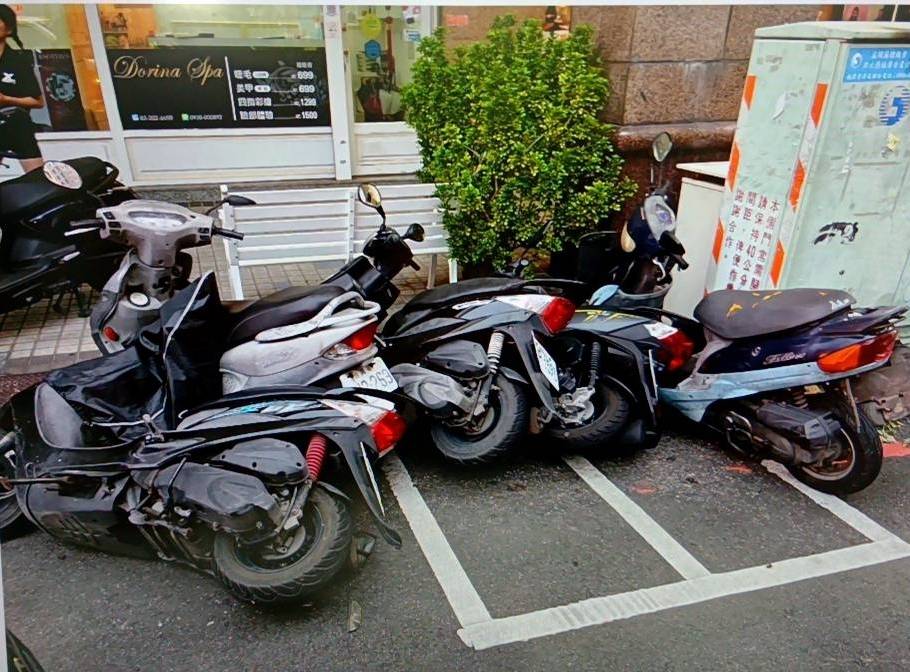 【有片】賠慘了!老翁停車忘記「這動作」連撞14輛機車 - 台北郵報 | The Taipei Post 【有片】賠慘了!老翁停車忘記「這動作」連撞14輛機車 - 台北郵報 | The Taipei Post