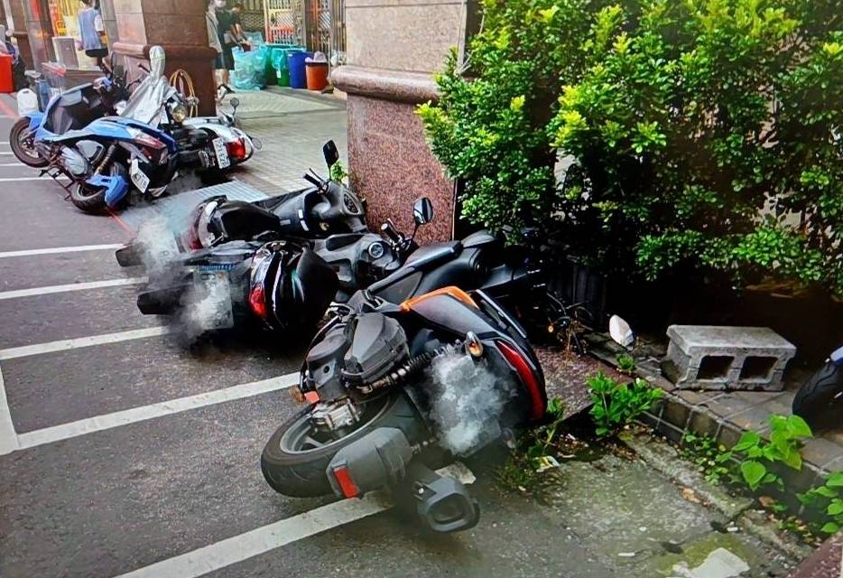 【有片】賠慘了!老翁停車忘記「這動作」連撞14輛機車 - 台北郵報 | The Taipei Post 【有片】賠慘了!老翁停車忘記「這動作」連撞14輛機車 - 台北郵報 | The Taipei Post