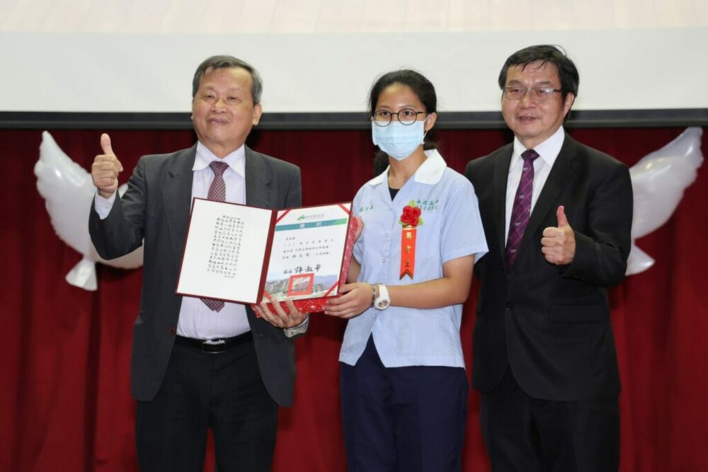 南投高中畢業典禮 許淑華影片祝福畢業同學鵬程萬里