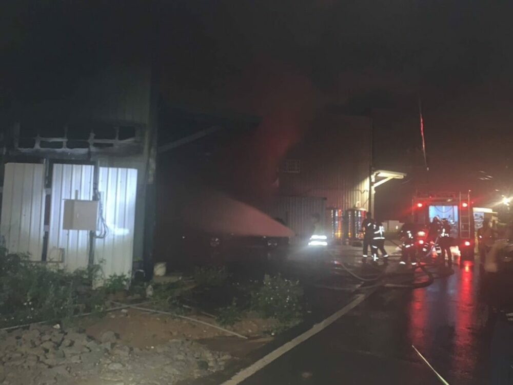 楊梅工廠凌晨傳火警 3人一度受困