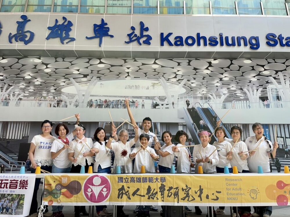 樂齡樂團「快閃」演出 高雄車站驚豔旅客