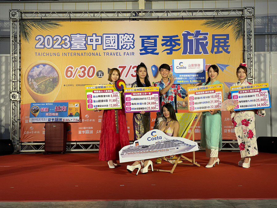臺中國際夏季旅展30日在臺中國際展覽館盛大展出4天，業者推出多項優惠。（圖/記者林均和攝）