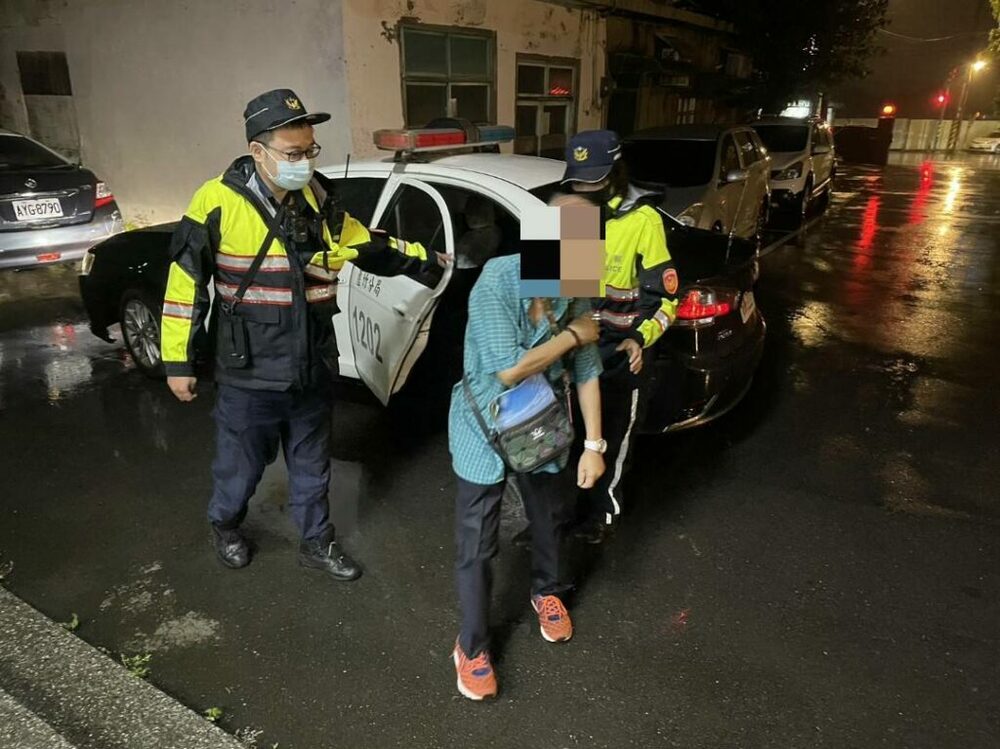 老翁雨中徘徊全身濕透 蘆竹警及時伸援