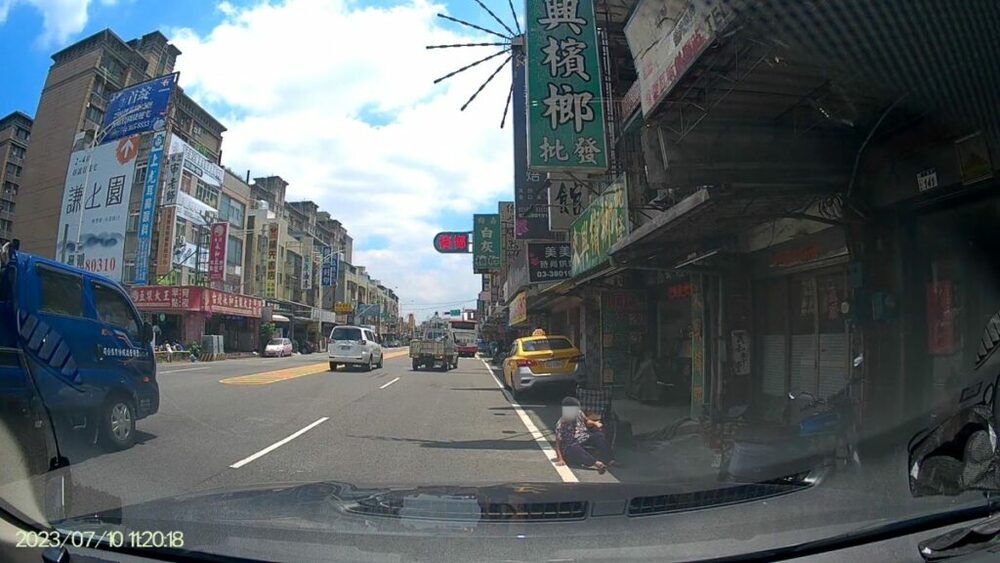 7旬婦跌落輪椅無助困路旁 八德暖警跨轄助返家