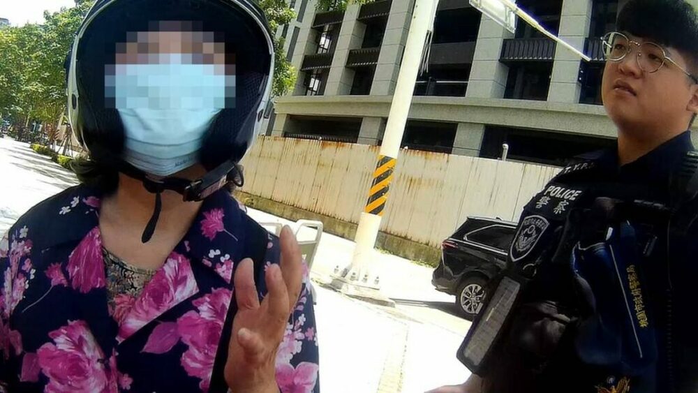 7旬婦騎車違規遭警攔查 意外揪出「這身分」大喊無奈