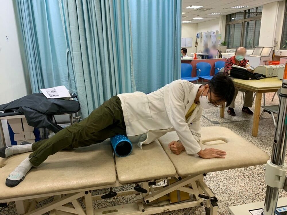 「髂脛束症候群」導致膝蓋腫痛 北榮桃分院教你這樣改善