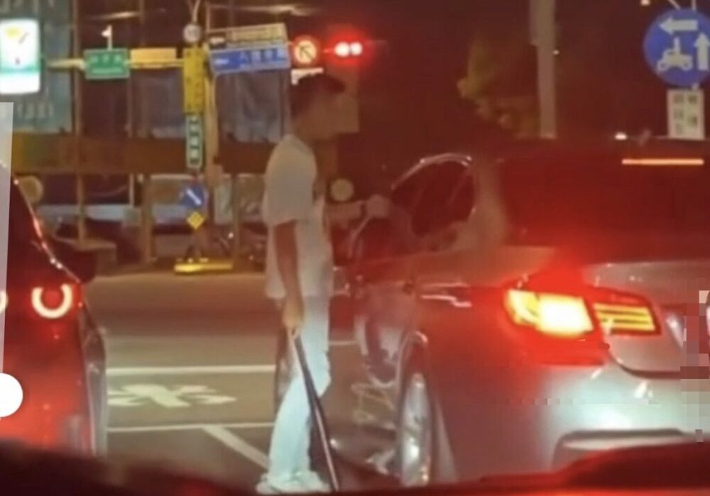 八德街頭疑行車糾紛 白衣男持球棒警告