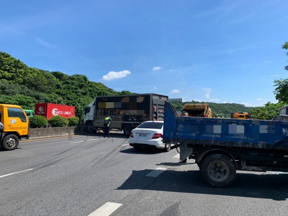 國3大溪段5車連環撞 1人受傷送醫 - 台北郵報 | The Taipei Post