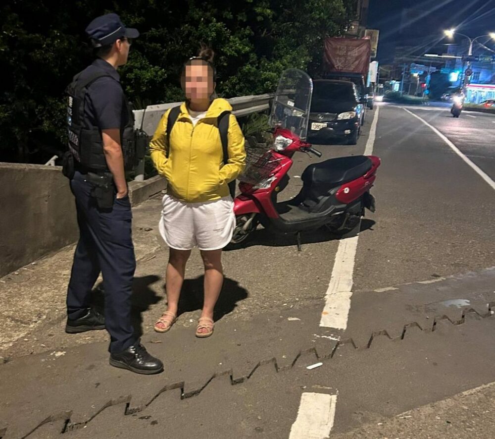 女騎車未戴安全帽情緒不穩 大園警一問原因惹鼻酸 - 早安台灣新聞 | Morning Taiwan News