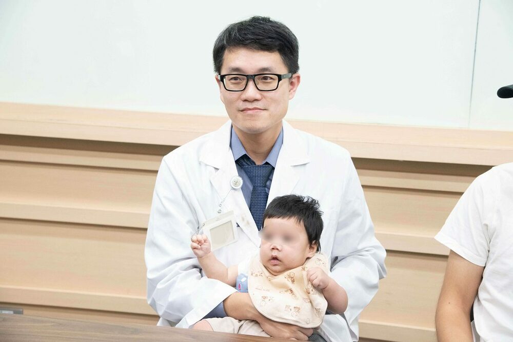 男嬰出生吸入胎便導致呼吸衰竭 彰基兒醫團隊靠葉克膜救回一命 - 台北郵報 | The Taipei Post 男嬰出生吸入胎便導致呼吸衰竭 彰基兒醫團隊靠葉克膜救回一命 - 台北郵報 | The Taipei Post