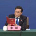 中國前外交部長秦剛3月7日在「兩會」記者會上，拿出1982年制定的「中華人民共和國憲法」回應涉台問題。