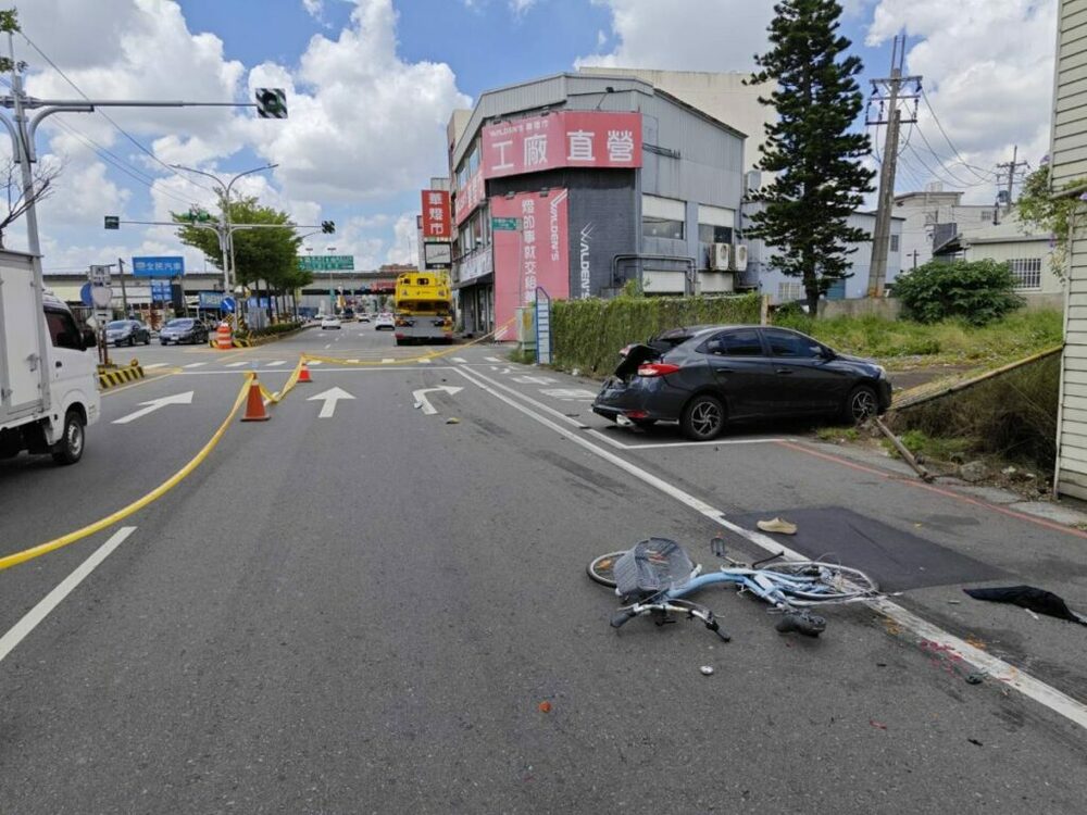 起重機連續追撞 自行車騎士當場身亡