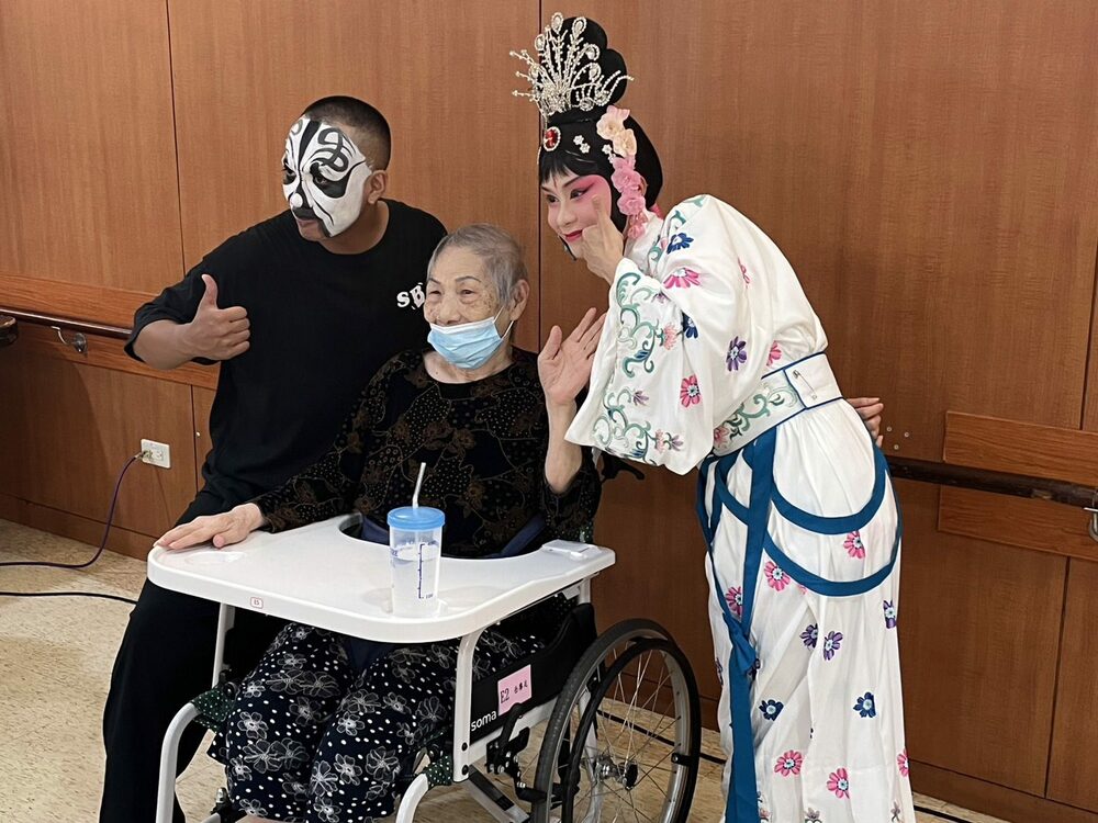 霸王別姬引發感動 新北市機構內京劇表演令長輩振奮 更有人從輪椅站起 - 台北郵報 | The Taipei Post